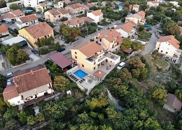 Apartman Dino With Heated Pool
