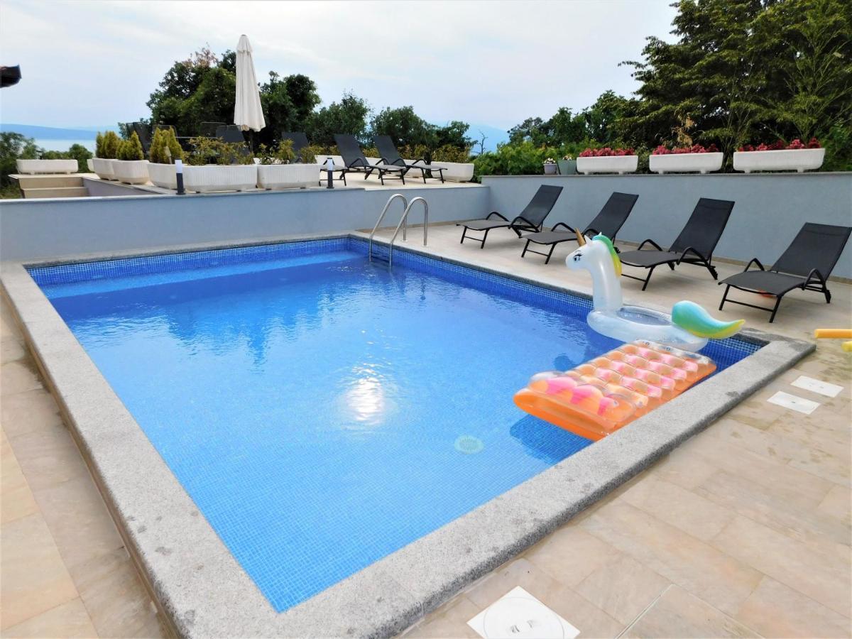 Apartment Dino With Heated Pool Omisalj