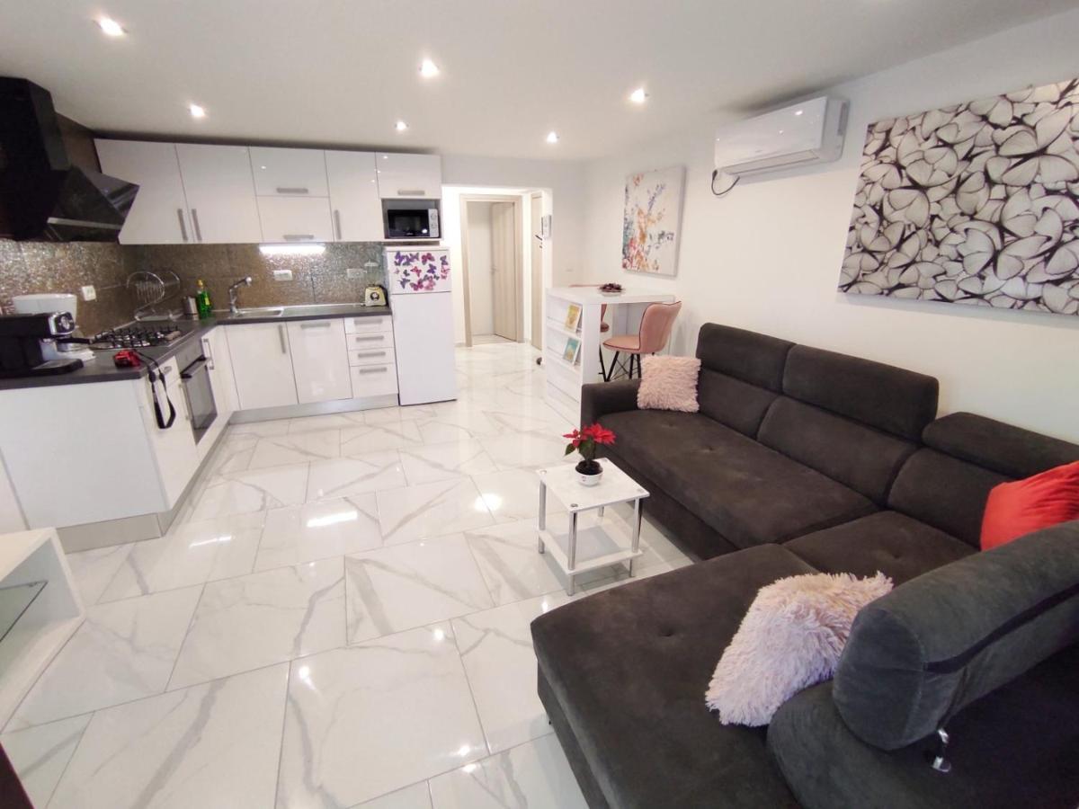 Dino With Heated Pool Apartment Omisalj