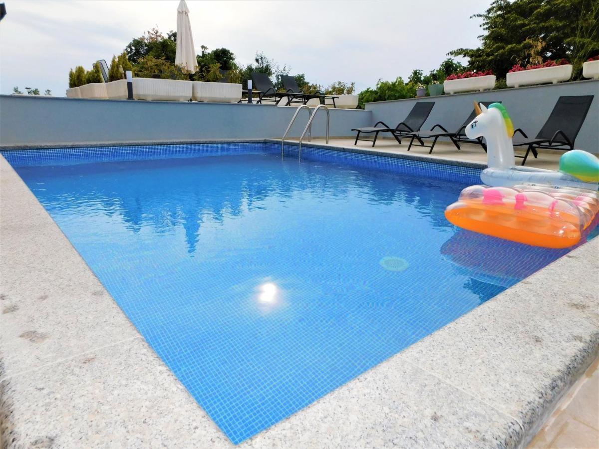 Dino With Heated Pool * Omisalj