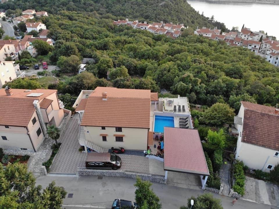 Apartment Dino With Heated Pool Omisalj