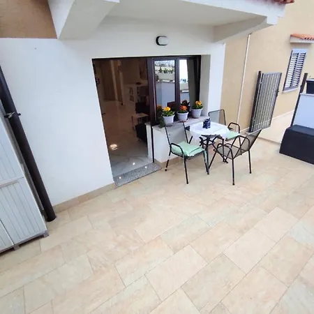 Apartman Dino With Heated Pool Omisalj Exterior photo